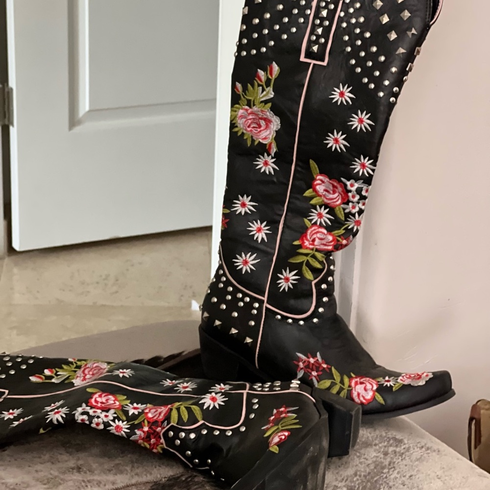 Unique black funkyTall boots
